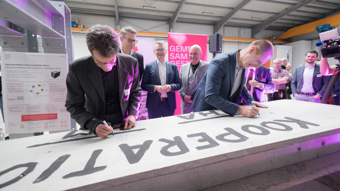 Wissenschaftler unterschreiben auf Platte 