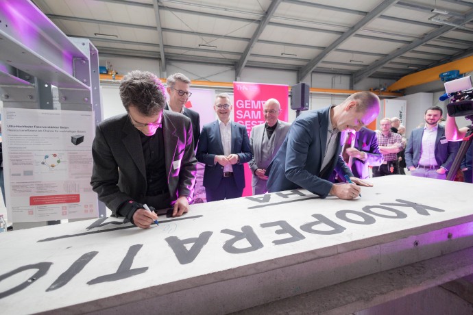 Wissenschaftler unterschreiben auf Platte 