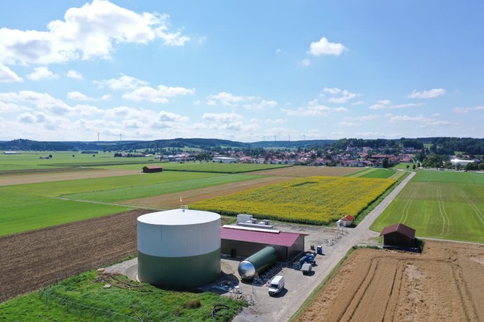 Wärmespeicher in ländlicher Landschaft