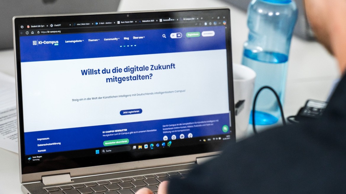 Student sitzt vor Computer