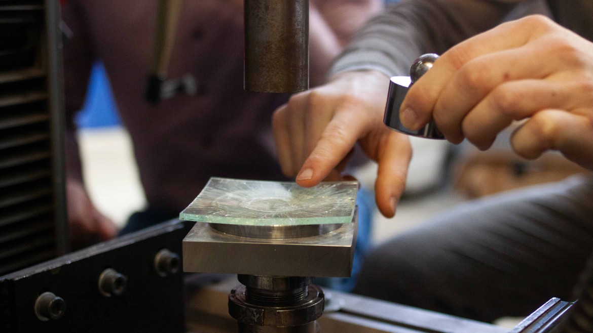 Experiment mit gebrochenem Glas