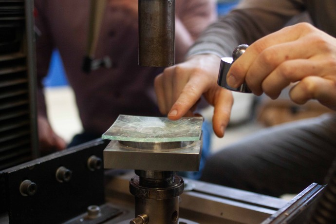 Experiment mit gebrochenem Glas