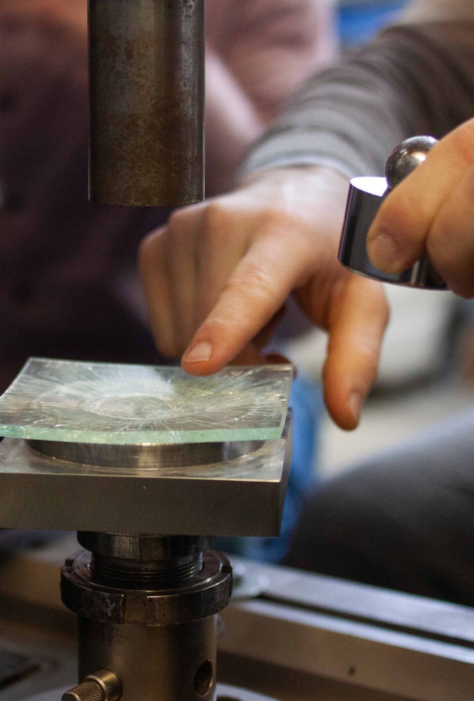 Experiment mit gebrochenem Glas