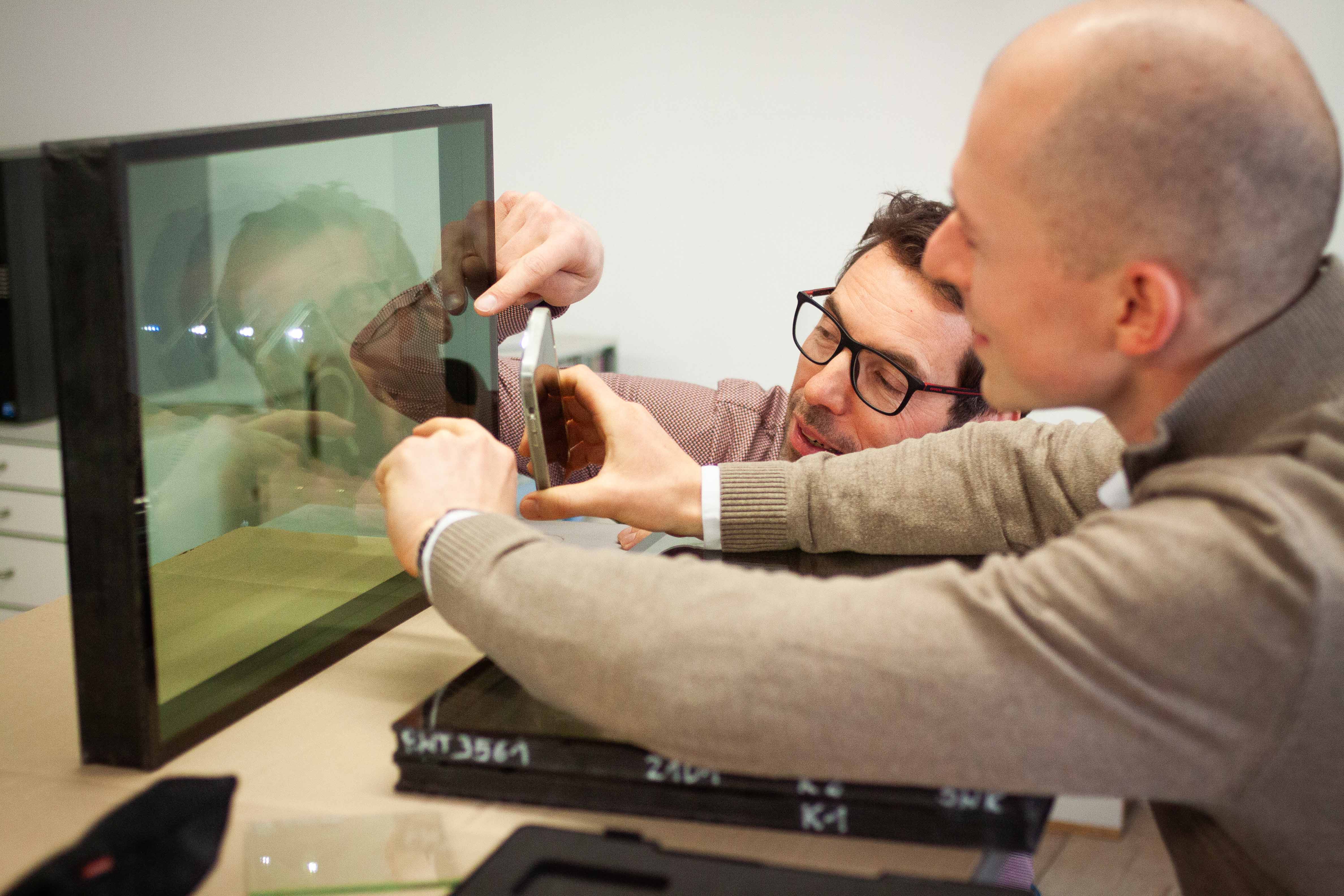 Forschende prüfen Glasbeschichtung