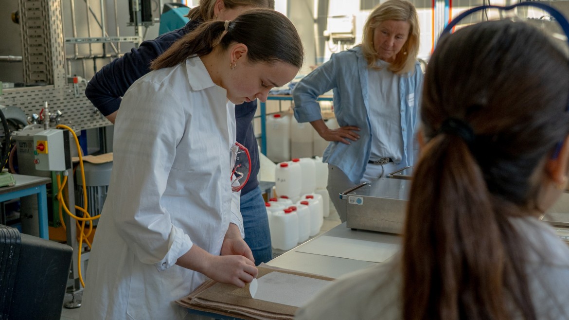 Mädchen verarbeitet Papier im Labor