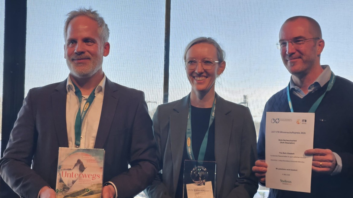 Preisträgerin Elisabeth Bartl mit den Professoren Markus Pillmayer und Erik Lindner