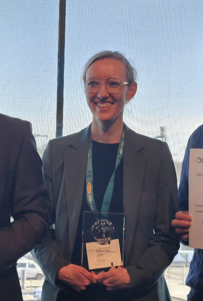 Preisträgerin Elisabeth Bartl mit den Professoren Markus Pillmayer und Erik Lindner