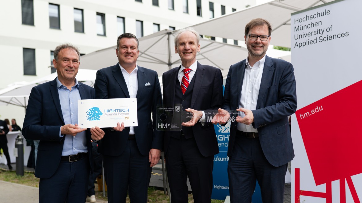 Thomas Jenkel, Behördenleiter Staatliches Bauamt München II, Ministerialdirigent des STMWK Dr. Tobias Haaf, HM-Präsident Prof. Dr. Martin Leitner und Ministerialdirektor des STMB Thomas Gloßner bei der Schlüsselübergabe für den Q-Bau