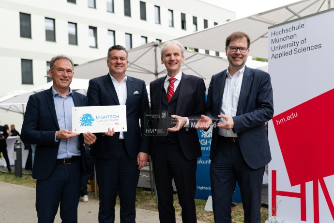 Thomas Jenkel, Behördenleiter Staatliches Bauamt München II, Ministerialdirigent des STMWK Dr. Tobias Haaf, HM-Präsident Prof. Dr. Martin Leitner und Ministerialdirektor des STMB Thomas Gloßner bei der Schlüsselübergabe für den Q-Bau