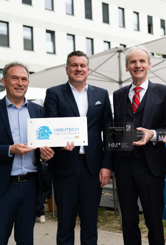 Thomas Jenkel, Behördenleiter Staatliches Bauamt München II, Ministerialdirigent des STMWK Dr. Tobias Haaf, HM-Präsident Prof. Dr. Martin Leitner und Ministerialdirektor des STMB Thomas Gloßner bei der Schlüsselübergabe für den Q-Bau