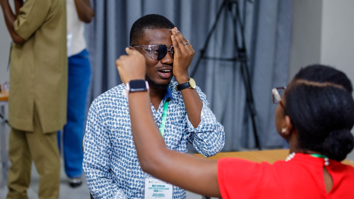 Test einer Sehhilfe in Ghana