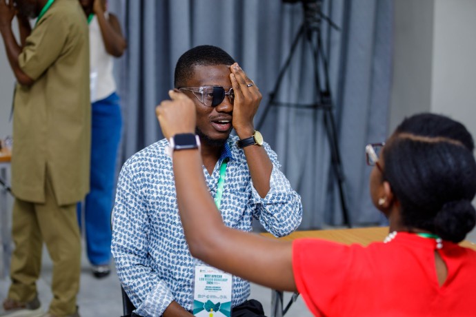 Test einer Sehhilfe in Ghana