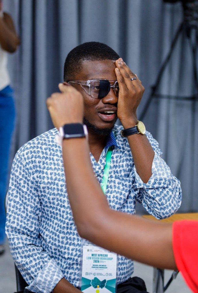 Test einer Sehhilfe in Ghana