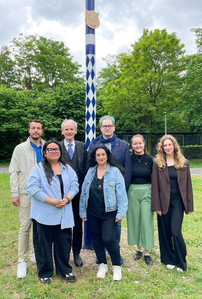 Gruppenfoto am Maibaum