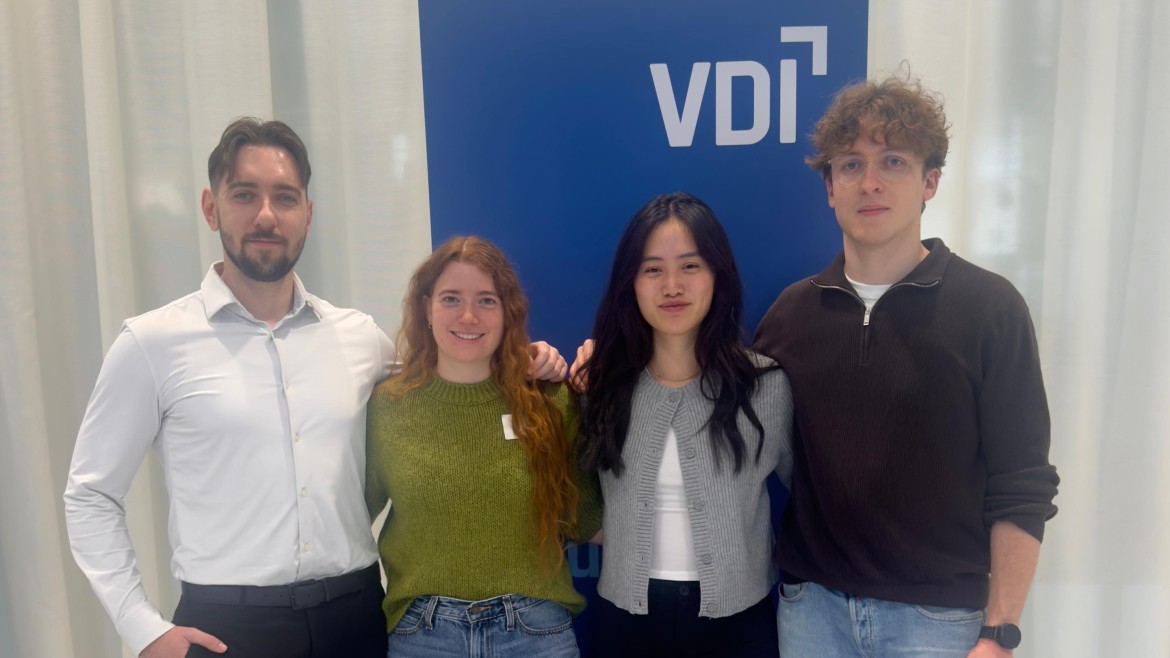 Vier HM-Studierende stehen vor einem Plakat des VDI Wettbewerbs