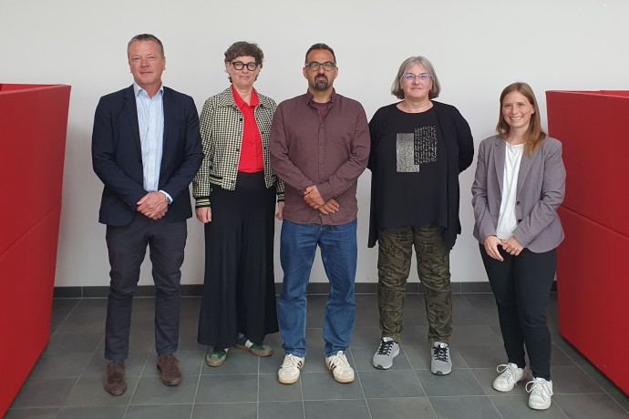 Vier Personen stehen nebeneinander und lächeln in die Kamera: HM-Professor Ralph-Miklas Dobler, HM-Professorin Gabriele Fischer, HM-Promovent Çağan Varol und Prof. Dr. habil. Clarissa Rudolph (OTH Regensburg)