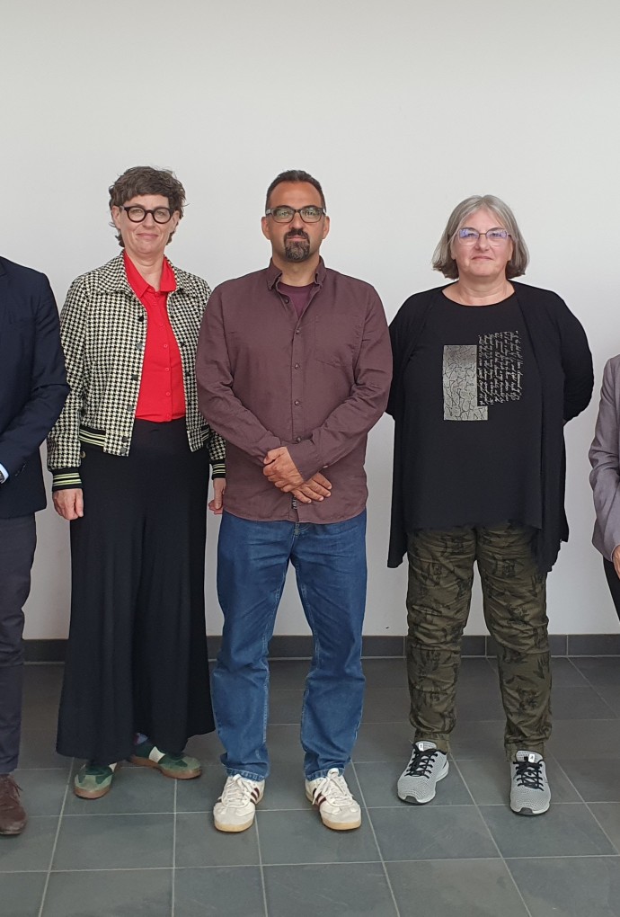 Vier Personen stehen nebeneinander und lächeln in die Kamera: HM-Professor Ralph-Miklas Dobler, HM-Professorin Gabriele Fischer, HM-Promovent Çağan Varol und Prof. Dr. habil. Clarissa Rudolph (OTH Regensburg)