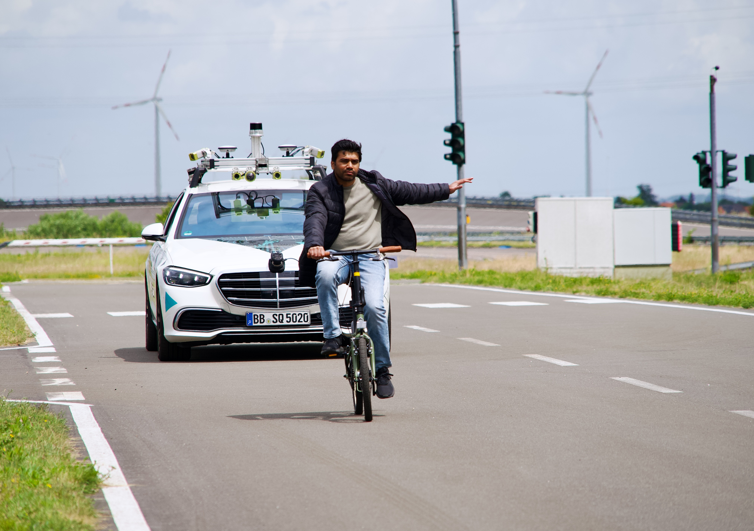 Testszenario: Fahrradfahrer biegt vor autonomem Fahrzeug ab