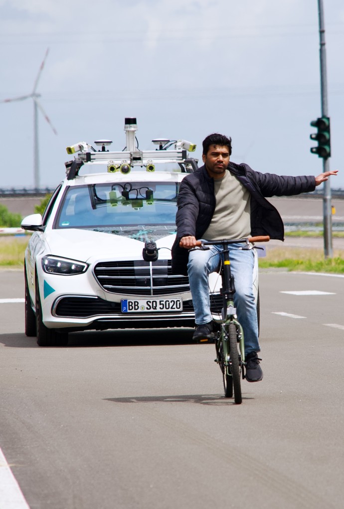 Testszenario: Fahrradfahrer biegt vor autonomem Fahrzeug ab
