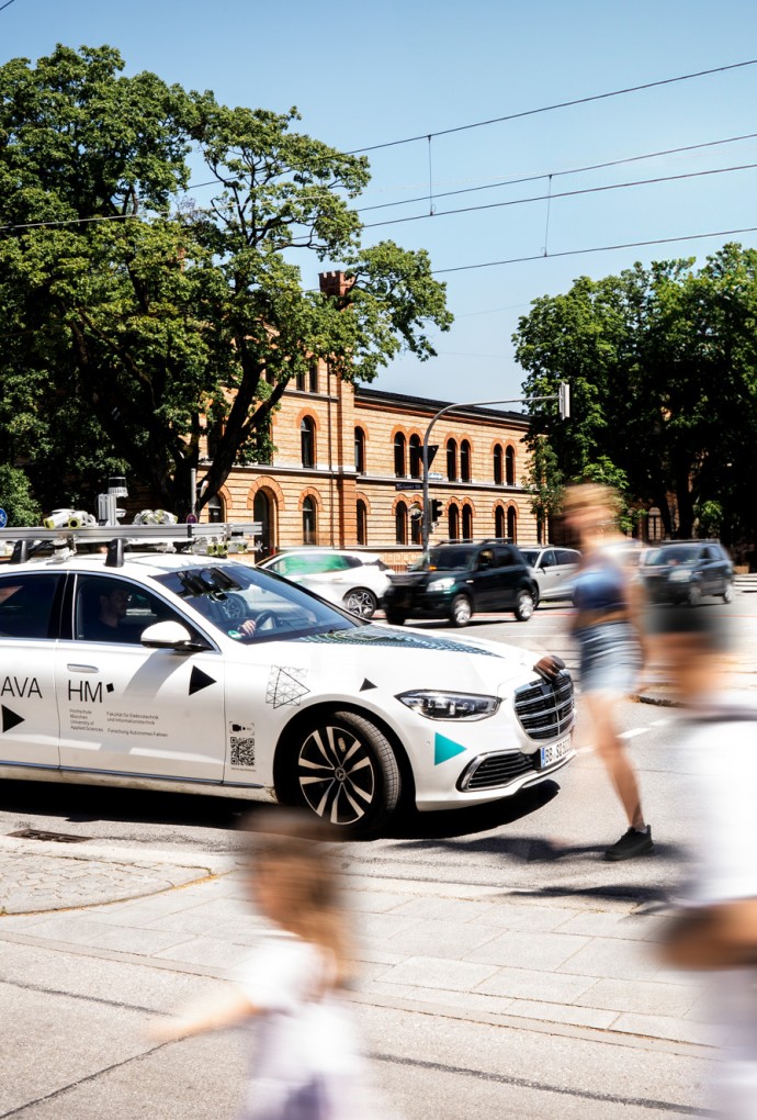 Autonomes Testfahrzeug im Straßenverkehr