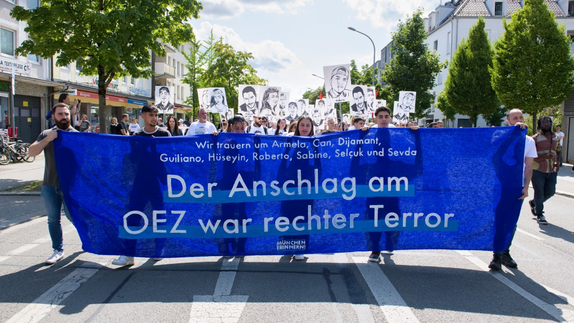 Demonstrierende in Gedenken an den rechten Anschlag auf das OEZ