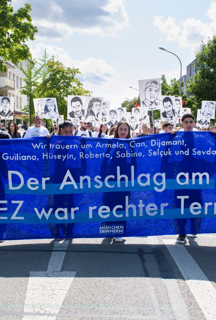 Demonstrierende in Gedenken an den rechten Anschlag auf das OEZ
