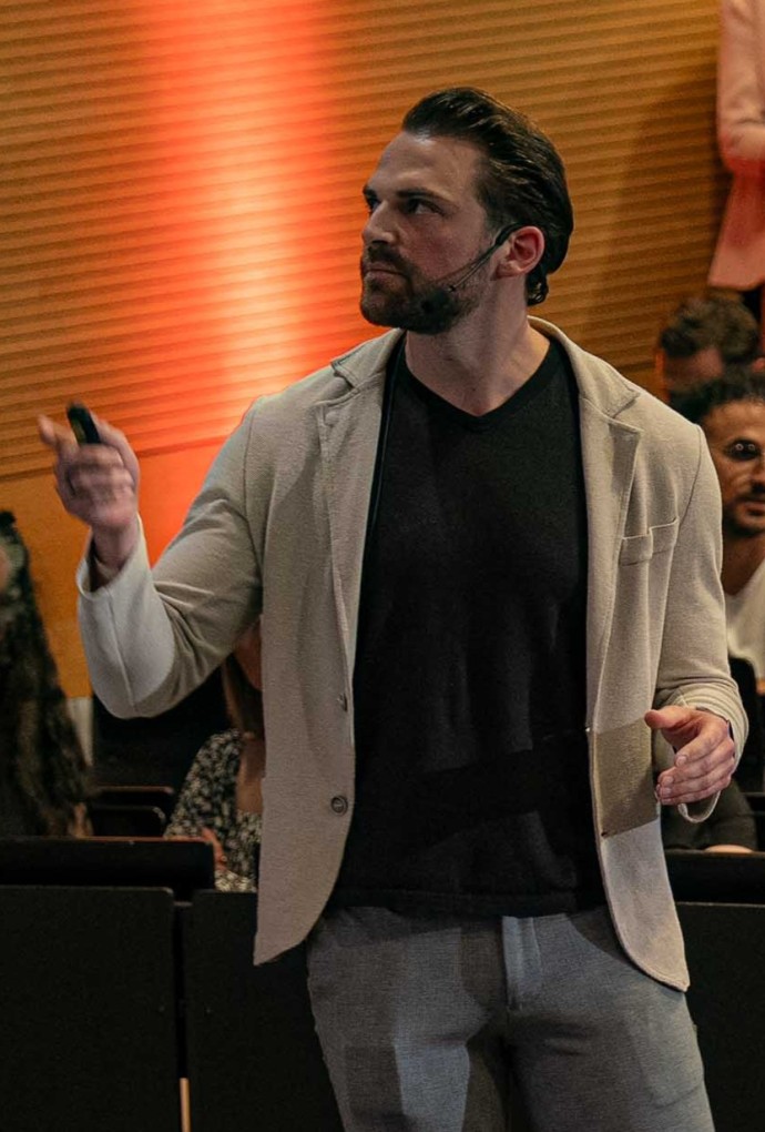 Ein wissenschaftlicher Mitarbeiter der HM hält einen Vortrag bei einem Science Slam