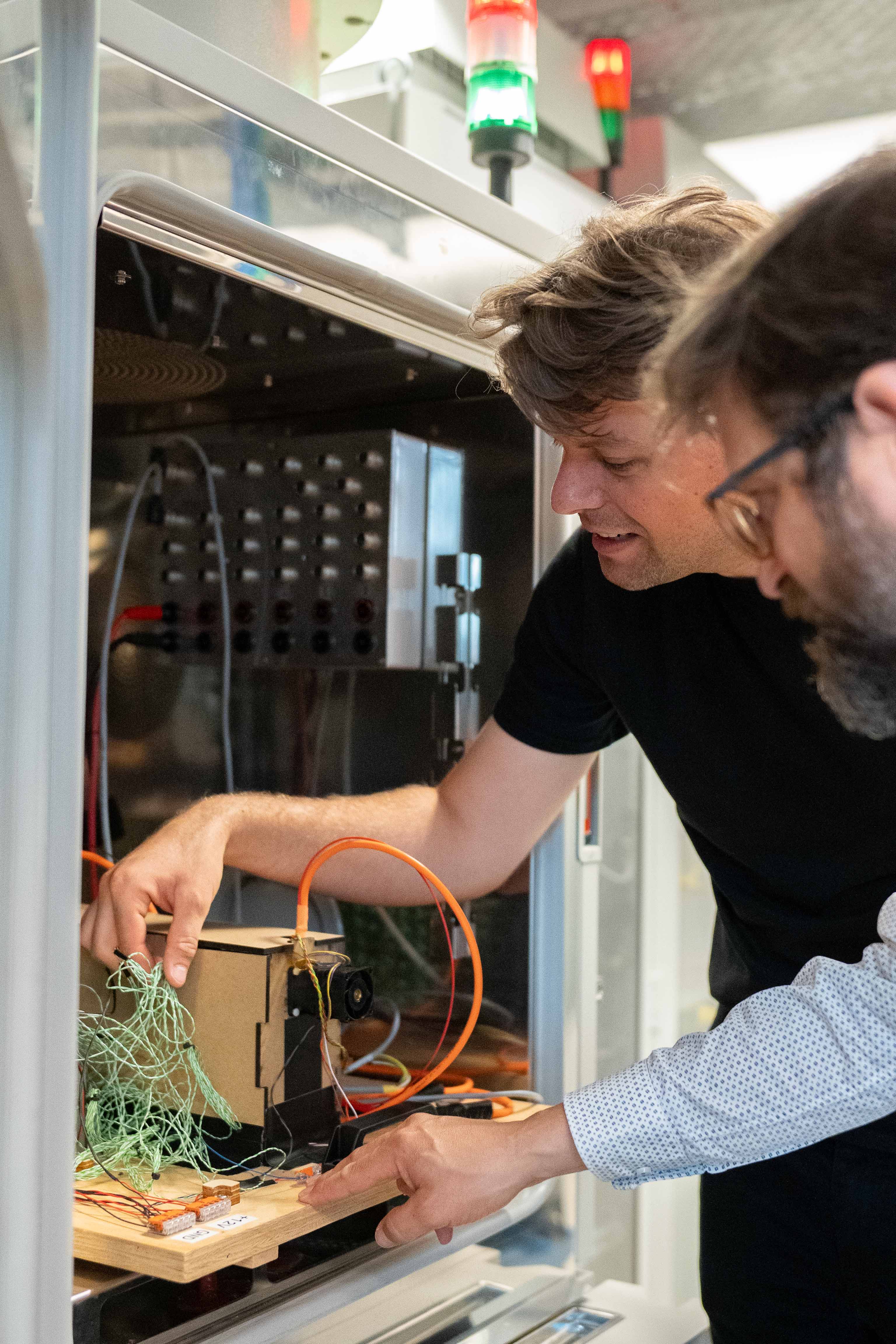 HM-Promovend Alexander Reiter und HM-Professor Oliver Bohlen führen Experimente durch