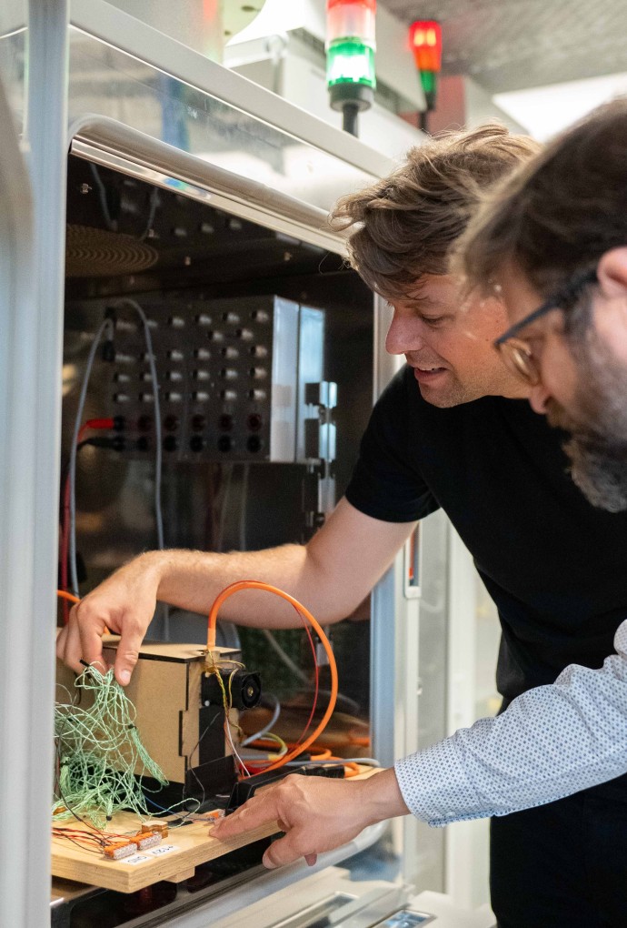 HM-Promovend Alexander Reiter und HM-Professor Oliver Bohlen führen Experimente durch