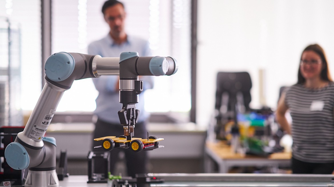 Roboter hebt ein Auto hoch