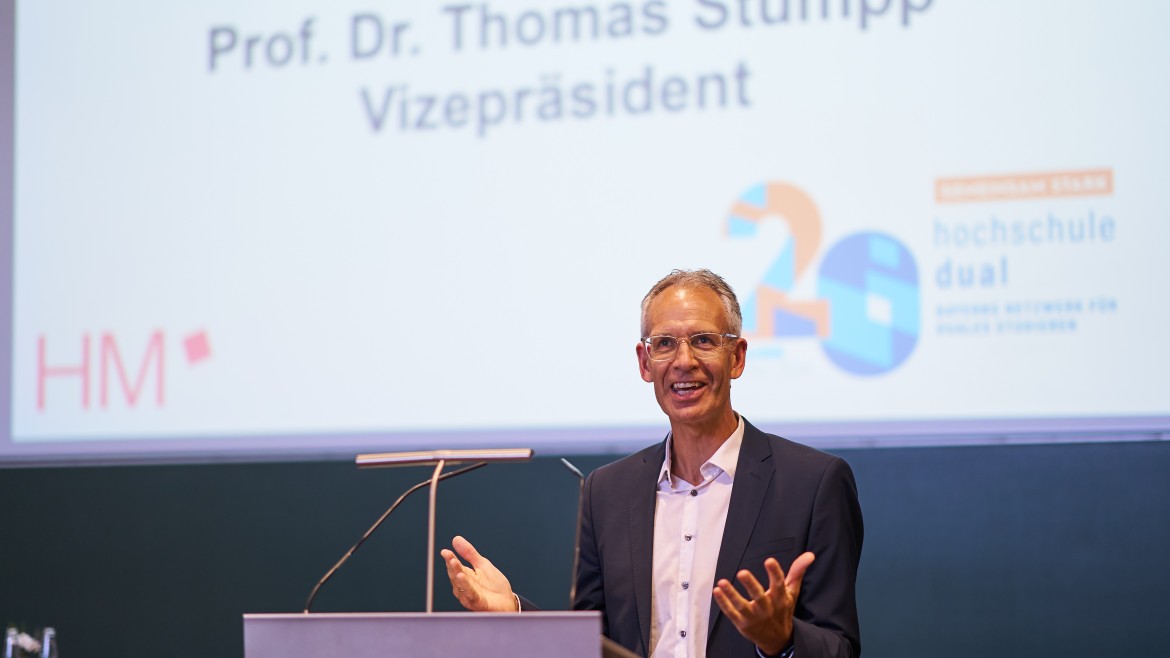 Vizepräsident Thomas Stumpp hält eine Rede