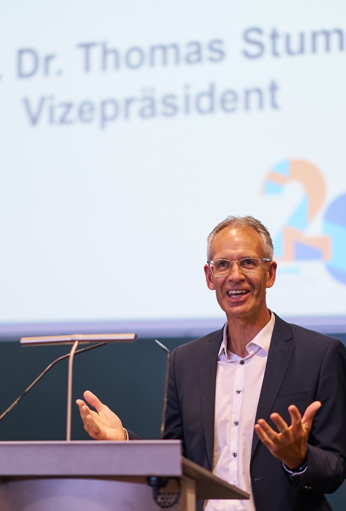 Vizepräsident Thomas Stumpp hält eine Rede