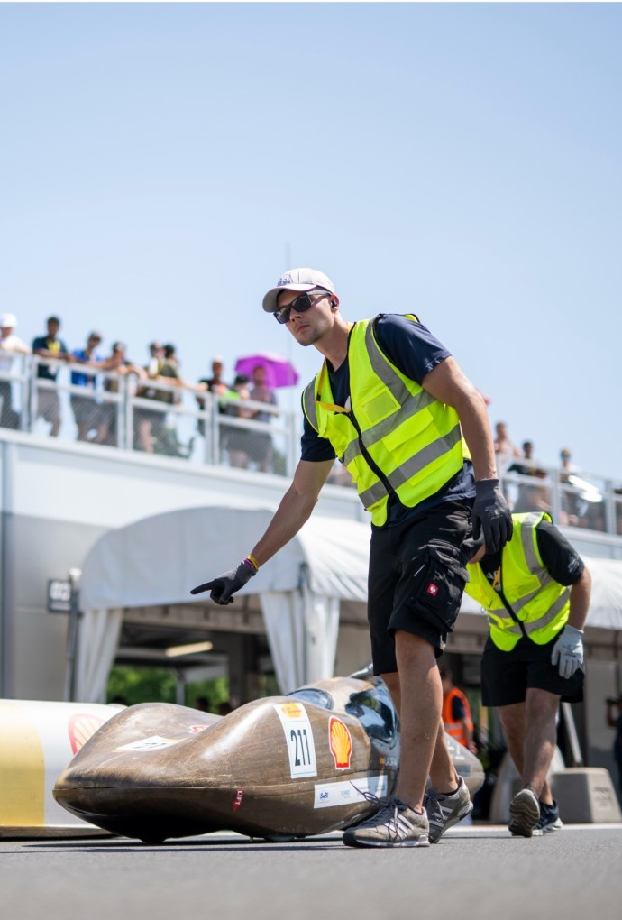 Wasserstofffahrzeug auf der Rennstrecke