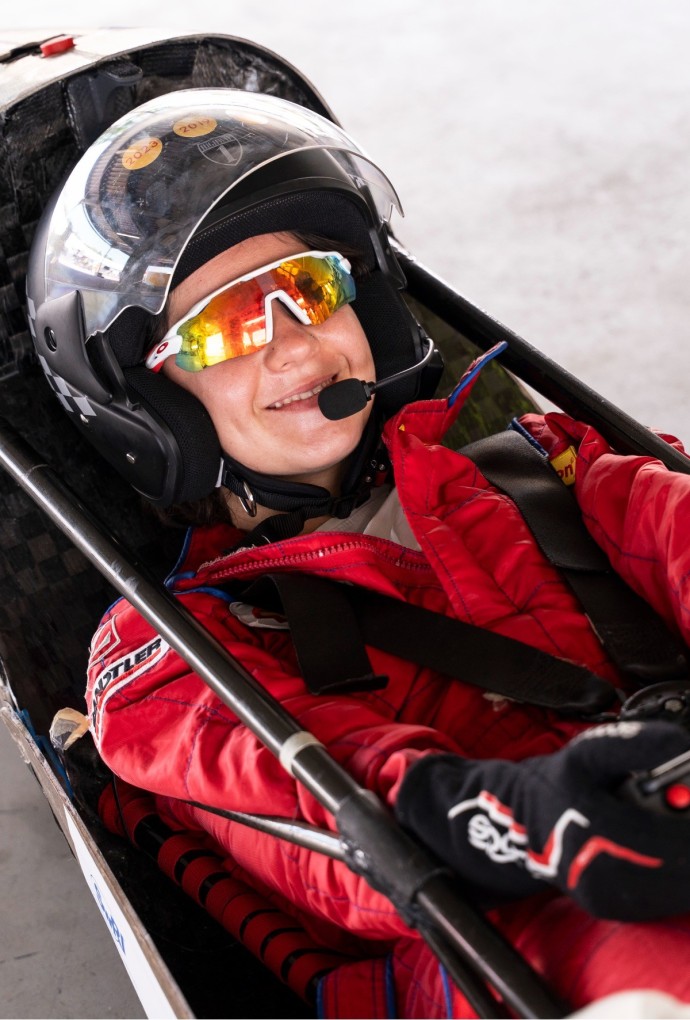 Testpilotin Laura de la Rosa Carazo am Steuer des Wasserstofffahrzeugs 
