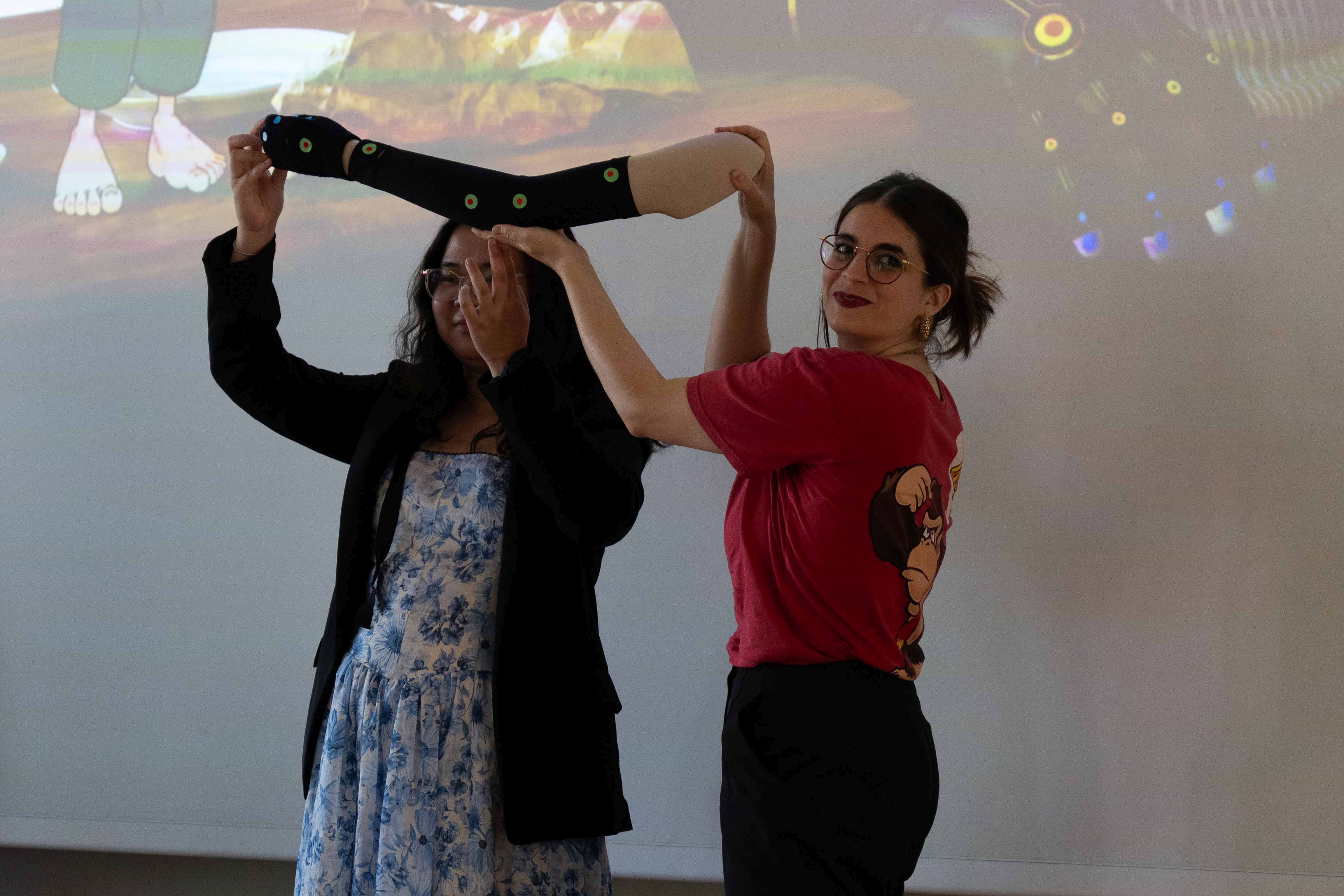 HM-Studierende stellen KI-Handschuh vor