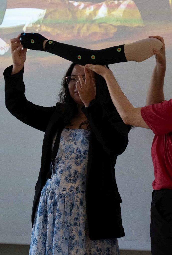 HM-Studierende stellen KI-Handschuh vor