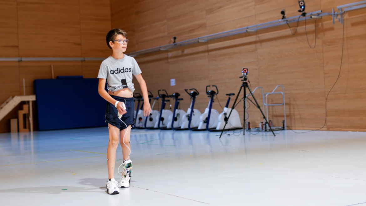 Kind mit High-Tech-Orthese 