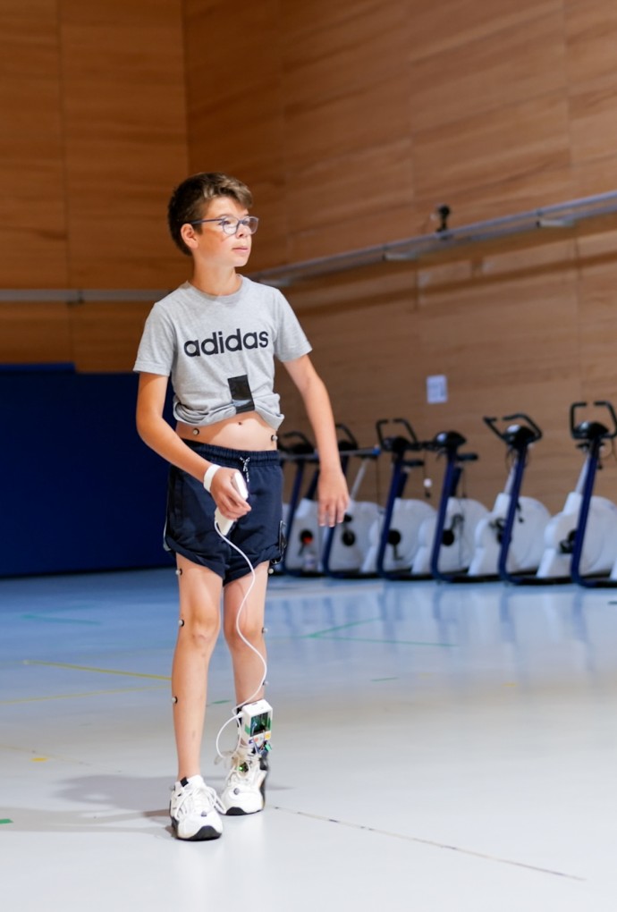 Kind mit High-Tech-Orthese 