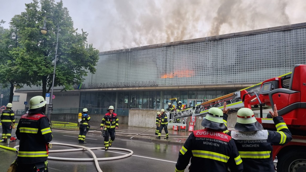 Feuerwehr löscht Brand in Fabrikhalle