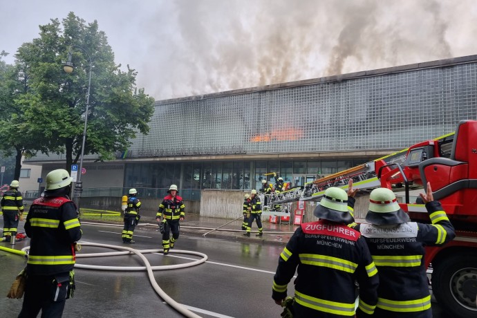 Feuerwehr löscht Brand in Fabrikhalle
