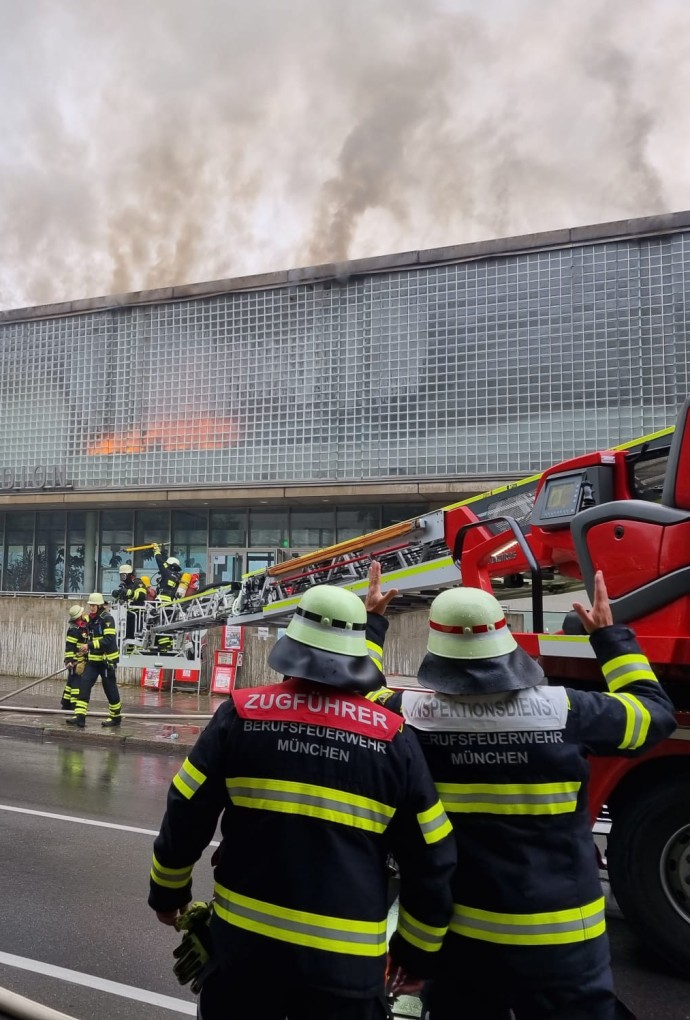 Feuerwehr löscht Brand in Fabrikhalle