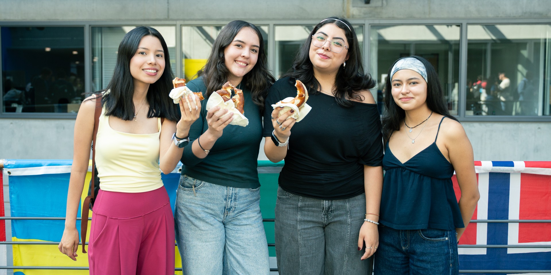 Vier Studentinnen mit Brezen in der Hand