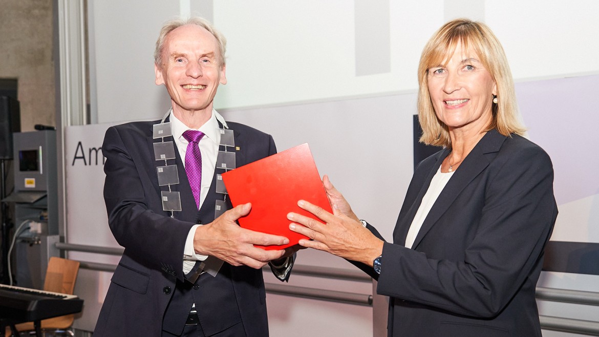 Altpräsident Martin Leitner übergibt sein Amt an die neue Präsidentin der HM Sonja Munz.