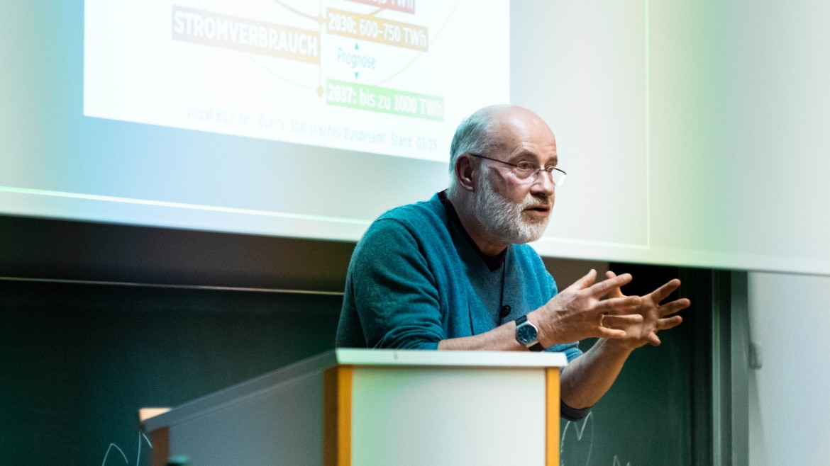 Harald Lesch gibt einen Vortrag