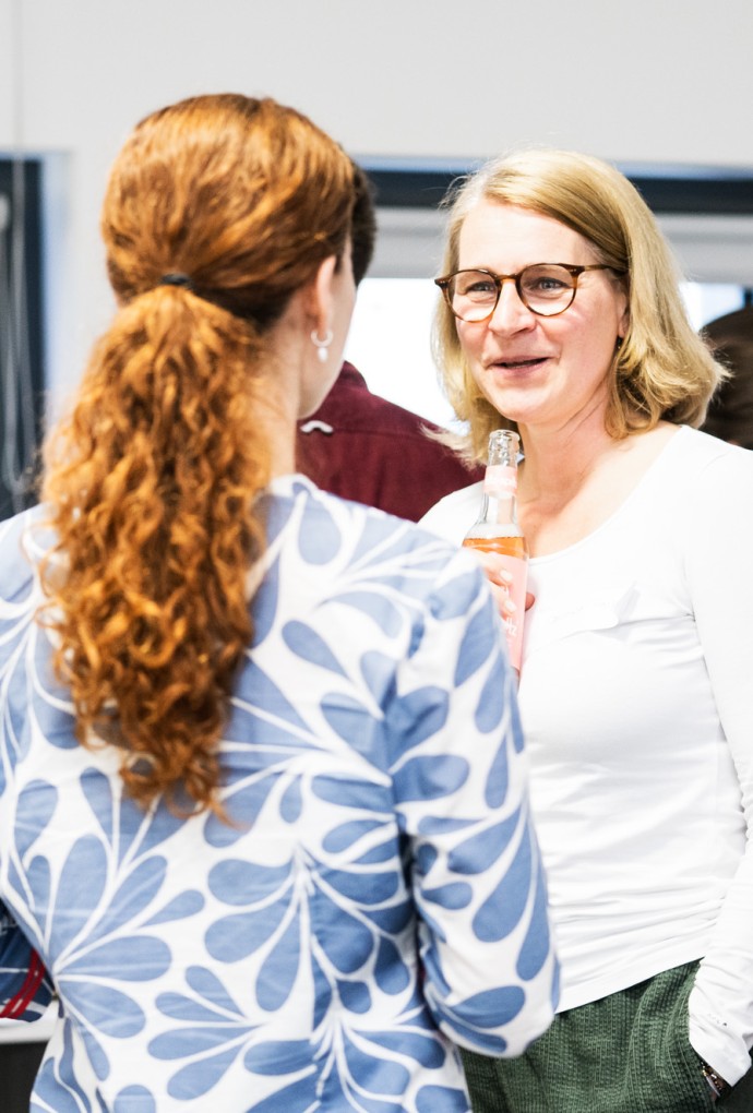 Zwei Frauen im Gespräch