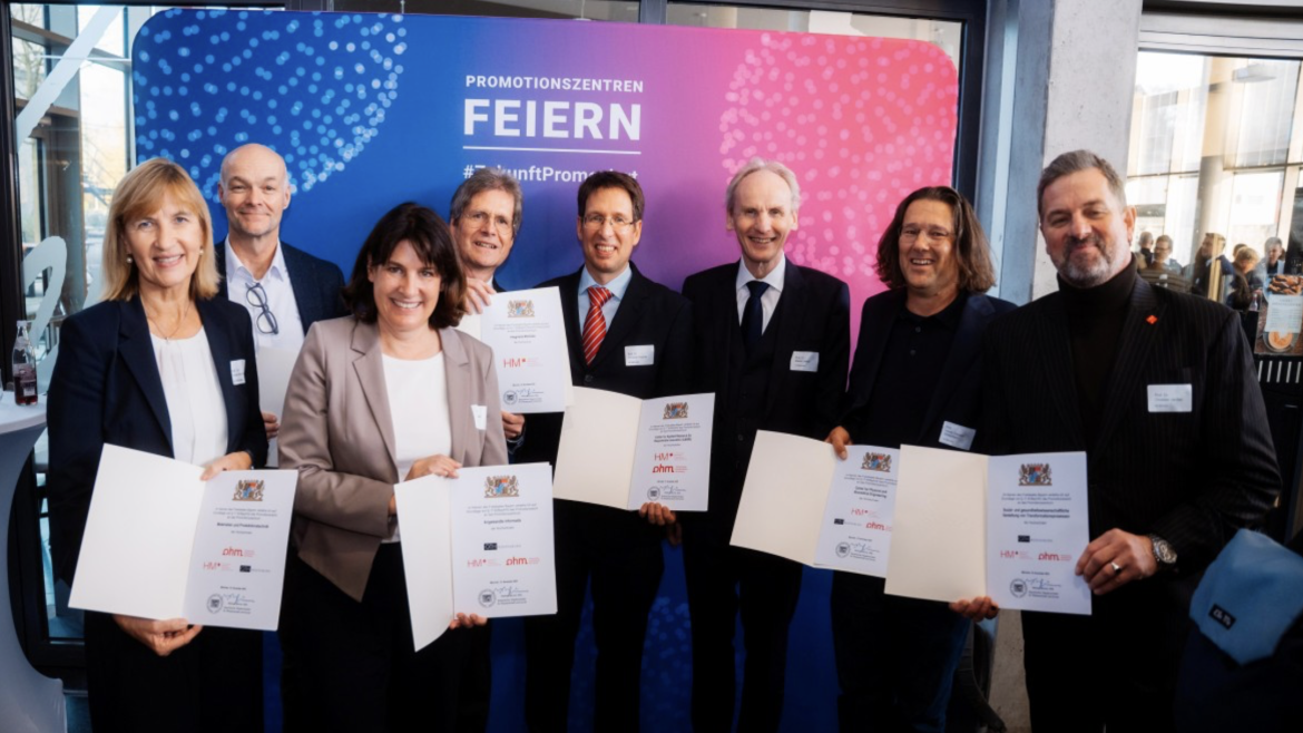 HM-Vizepräsidentin für Forschung Prof. Dr. Sonja Munz (links) und HM-Präsident Prof. Dr. Martin Leitner (3. v. rechts) mit HM-Leitungsmitgliedern der Promotionszentren und Verleihungsurkunden 