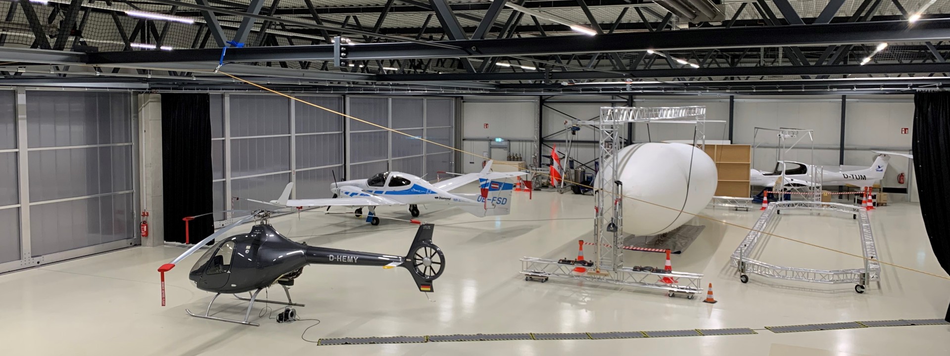 Hubschrauber und Flugzeug in einem Hangar