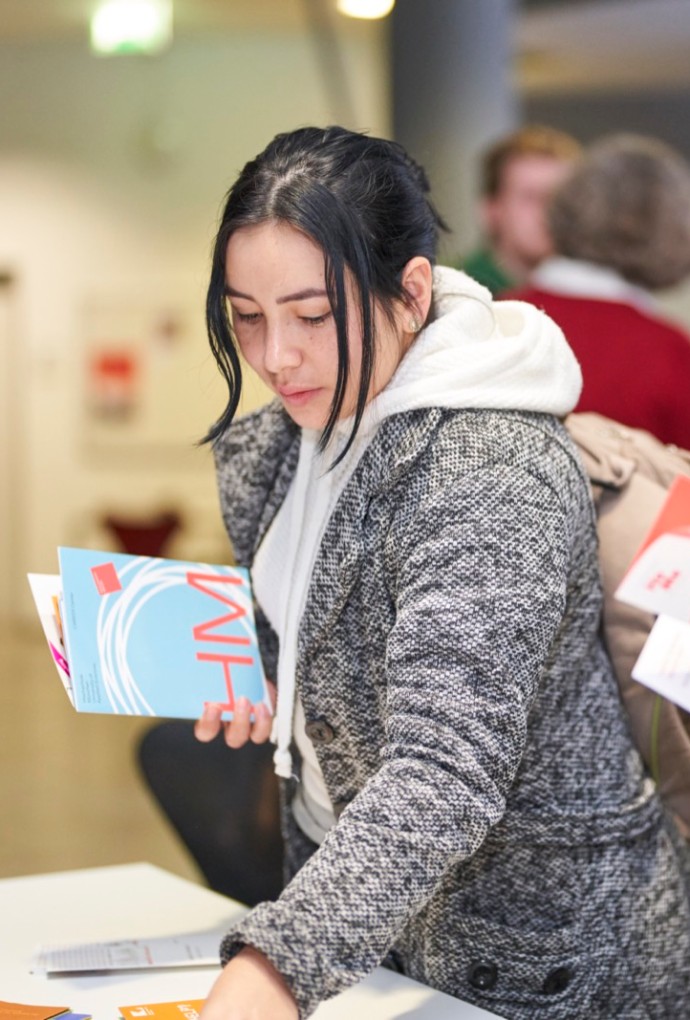 Studierende mit Informationsflyern