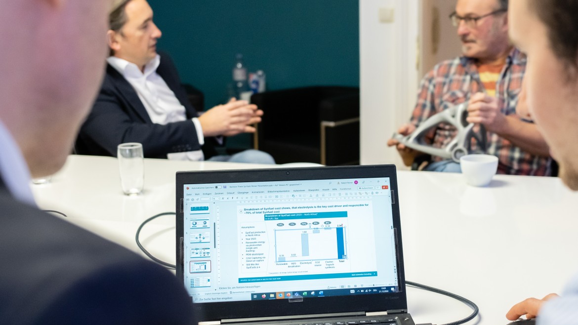 Die Elektrolyse ist einer der großen Kostentreiber von Synfuels. In seiner Bachelorarbeit zeigt Robert Römer das Potenzial für Kostensenkungen durch technische Innovationen in diesem Bereich auf.
