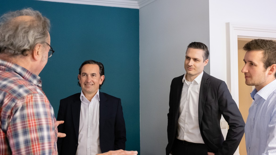 Theorie und Praxis gehen Hand in Hand: HM-Professor Dr. Andreas Rau (links) und HM-Bachelorabsolvent Robert Römer (rechts) tauschen sich fachlich mit Geschäftsführer Dr. Martin Stahl und Engagement Manager Dr. Markus Seeberger von Stahl Automotive Consulting aus. 